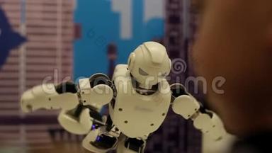 机器人站在一条腿上。 现代机器人技术。 人工智能。 今天的控制系统。 高清高清